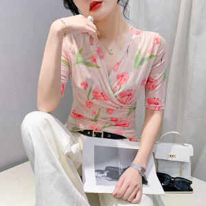 Quần Áo nữ Yimei kích thước lớn 2024 Áo Phông Cổ Chữ V chéo gợi cảm mới với áo lưới tay áo vừa ôm gọn phong cách áo sơ mi thanh lịch in ngọt ngào