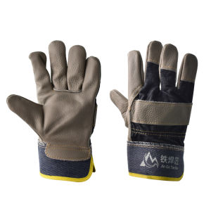Workers Use Cowhide and Denim To Splice Thick Welding Protective Gloves