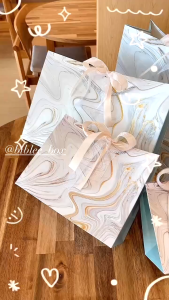 5PCS Your gift bag comes in 4 sizes marble pattern light blue wave pattern and comes with 2 free luxury gold ribbons that can withstand a weight of 3 kilograms. Perfect for weddings anniversary gifts or minimalist style packaging bags.