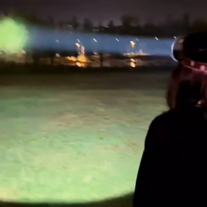 ไฟฉายคาดหัว LED ไฟฉายคาดหัวแท้ ปรับแสงได้ 4 สี กันน้ำ หมุนได้90°ทนทาน ผ่านทะลุสูง จอแสดงระดับแบตดิจิทัล ไฟส่องกบ Headlamp