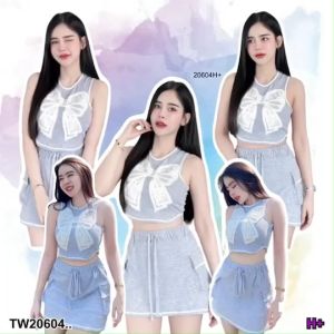 Set 2 ชิ้น เสื้อครอป + กระโปรงสั้น เอวยืดสม็อคมีกระเป๋าข้าง เย็บแต่งขอบหยัก TT20604