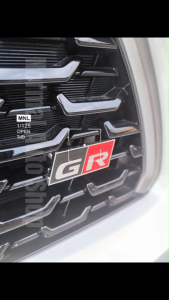 โลโก้ GR โตโยต้า GR SPORT LOGO ด้านหน้า งานโลหะ 6.0 x 2.9 cm ตกแต่งพิเศษ