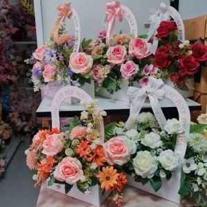 กระเช้าดอกไม้รับปริญญา กระเป๋าดอกไม้จัดสำเร็จ สไตล์เกาหลี ดอกไม้ปลอม ดอกไม้แสดงความยินดี ดอกไม้วาเลนไทน์