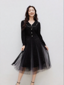 Koradior | Elegant Slim Fitting V-Neck Midi Dress