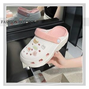 LHSunshine ราคาสุดคุ้ม รองเท้าแตะแฟชั่นหัวโต วัสดุผลิตจากยาง น้ำหนักเบาใส่กระชับเท้า มาพร้อมกันลื่นให้แน่นๆ ระบายอากาศได้ดี สีสันน่ารักสดใสมีตัวติดการ์ตูนน่ารักๆให้ไปติดด้วยนะ ใครอยากได้กดตุ่มด่วนจ้า