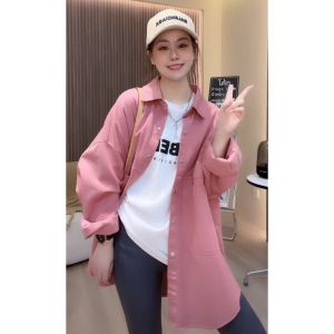 เสื้อเชิ้ตยีนส์สีชมพูสำหรับผู้หญิง ฤดูใบไม้ผลิและฤดูใบไม้ร่วง เสื้อคลุมกันหนาวแบบหลวมๆ ยาวปานกลาง ทรงหลวม แขนยาว สไตล์เกาหลี