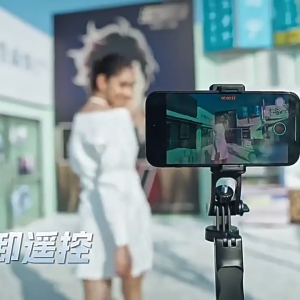 1.7m 360° selfie stick with anti-shake balance andretractable Bluetooth remote control for taking photos