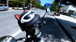 Holder Hp Motor + Topi Helm Motif Lucu Dudukan Handphone Spion Motor Besi Phone Holder