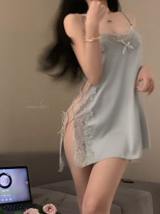 ชุดนอนผ้าไหมน้ําแข็งเซ็กซี่โดย Deer พ่อ Pure Desire ด้านข้าง Hollow OUT ผ้าม่านบางคอวีกระโปรงสั้นสําหรับเยาวชน