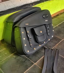 tas sidebag motor bahan kukit sintetisvariasi kantong kecilkuncian simple pake gesper plastikharga untuk satu pasang kiri dan kanan (dua tas).