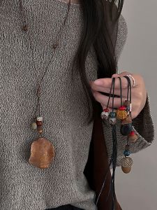 สร้อยคอแบบยาวสไตล์ย้อนยุคสไตล์จีนใหม่พร้อมเครื่องประดับแฟชั่นสำหรับผู้หญิง สร้อยคอแบบยาวสำหรับเสื้อสเวตเตอร์แบบคล้ายเห็ดแห้ง