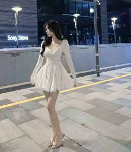 ชุดเดรสฝรั่งเศสเซ็กซี่และเผ็ดเอวในฤดูใบไม้ร่วงความปรารถนาบริสุทธิ์ขอบเชือกแขนยาวกระโปรงสีขาวสไตล์คลาสสิกสําหรับผู้หญิงอายุ 18-35 ปี