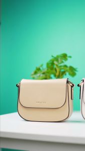 Tas Selempang Wanita Import: Keindahan & Fungsi