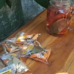 Wedang Uwuh Komplit Gula Batu Jahe Kapulaga Cengkeh Secang Asli Khas Jogja Solo\\n\\n Apa Itu Wedang Uwuh Komplit?\\n\\nWedang Uwuh Komplit adalah minuman tradisional yang berasal dari daerah Yogyakarta dan Solo, Indonesia. Minuman ini terdiri dari berbagai rempah-rempah alami yang memiliki aroma kuat dan rasa yang unik. Wedang Uwuh Komplit dikenal karena manfaat kesehatannya serta rasanya yang hangat dan enak.\\n\\n Bahan-Bahan Utama Wedang Uwuh Komplit\\n\\nBerikut adalah beberapa bahan utama yang digunakan dalam pembuatan Wedang Uwuh Komplit:\\n\\n- Gula Batu: Memberikan rasa manis yang alami dan khas\\n- Jahe: Memberikan aroma hangat dan manfaat kesehatan\\n- Kapulaga: Memberikan aroma kuat dan rasa yang unik\\n- Cengkeh: Memberikan aroma harum dan rasa yang kuat\\n- Secang Asli: Memberikan warna coklat khas dan rasa yang khas\\n\\n Manfaat dan Khasiat Wedang Uwuh Komplit\\n\\nWedang Uwuh Komplit memiliki berbagai manfaat dan khasiat bagi kesehatan, antara lain:\\n\\n- Meningkatkan sistem kekebalan tubuh\\n- Menghangatkan badan\\n- Meningkatkan daya tahan tubuh\\n- Mengurangi rasa mual\\n- Meningkatkan pencernaan\\n\\n Cara Membuat Wedang Uwuh Komplit\\n\\nBerikut adalah langkah-langkah pembuatan Wedang Uwuh Komplit:\\n\\n1. Siapkan bahan-bahan utama seperti gula batu, jahe, kapulaga, cengkeh, dan secang asli.\\n2. Cuci bersih semua bahan rempah-rempah.\\n3. Potong jahe menjadi beberapa bagian kecil.\\n4. Rebus semua bahan rempah-rempah dengan air secukupnya.\\n5. Tambahkan gula batu sesuai selera.\\n6. Biarkan rebusan meresap selama kurang lebih 30 menit.\\n7. Saring dan sajikan Wedang Uwuh Komplit hangat.\\n\\n Tips untuk Membuat Wedang Uwuh Komplit yang Enak dan Aromatik\\n\\nBerikut adalah beberapa tips untuk membuat Wedang Uwuh Komplit yang enak dan aromatik:\\n\\n- Gunakan bahan-bahan berkualitas tinggi dan segar\\n- Pastikan semua bahan rempah-rempah dicuci bersih sebelum digunakan\\n- Rebus dengan api sedang agar aroma rempah-rempah meresap sempurna\\n- Sesuaikan jumlah gula batu sesuai selera\\n- Saring sebelum disajikan untuk mendapatkan rasa yang lebih lembut\\n\\n Variasi Wedang Uwuh Komplit\\n\\nBerikut adalah beberapa variasi Wedang Uwuh Komplit yang bisa dicoba:\\n\\n Wedang Uwuh Gula Batu\\n\\nVariasi Wedang Uwuh Gula Batu adalah versi yang lebih manis dengan tambahan gula batu sebagai bahan utamanya.\\n\\n Wedang Uwuh Asli Jogja\\n\\nVariasi Wedang Uwuh Asli Jogja adalah versi yang berasal dari Yogyakarta dengan perpaduan bahan-bahan khas daerah tersebut.\\n\\n Wedang Uwuh Cengkeh\\n\\nVariasi Wedang Uwuh Cengkeh adalah versi yang lebih kuat dengan tambahan cengkeh sebagai bahan utamanya.\\n\\nSekarang Anda sudah mengetahui cara membuat Wedang Uwuh Komplit dan manfaatnya bagi kesehatan. Selamat mencoba dan nikmati minuman tradisional khas Indonesia ini!\n}