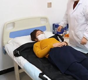 Blue Oxford Polyester Medical Patients Slide Sheet Positioning Bed Pad with Reinforced Handles Patient Transfer Sheet