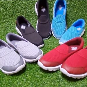 Sepatu Sneakers Wanita & Pria Kasual Flat Shoes Slip On Loafers Import Ringan Nyaman Lentur Tidak Licin Terbaru 2023 Keren