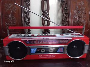 Cassette Sony CFS-V15 nguyên bản màu đỏ tươi rất đẹp sơn xi bóng lưỡng.