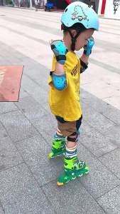 สเก็ตไดโนเสาร์✨โรลเลอร์สเก็ตเด็ก สเก็ตล้อไฟ สเก็ตสีฟ้าเขียว สเก็ตปรับขนาดได้ สเก็ตไดโนเสาร์พร้อมเกราะป้องกัน แถมฟรี+จัดส่งเร็ว