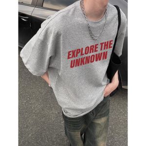 เสื้อยืดแขนสั้นผู้ชาย ผลิตจากผ้าฝ้ายแท้ ลายตัวอักษรสีเทาดอกไม้ ทรงหลวม สไตล์ฤดูร้อน เสื้อผ้าทำงาน สวมใส่สบาย