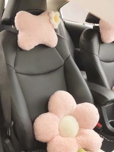 หมอนรองศีรษะในรถยนต์หมอนรองคอรูปดอกไม้ผ้าพลัฌรองเอวหนึ่งคู่สำหรับฤดูหนาวของตกแต่งภายในรถยนต์ลายการ์ตูนน่ารักสำหรับผู้หญิง