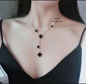 KALUNG TITANIUM 4-5 BUNGA HITAM STYLE WANITA KOREA ANTI KARAT & ANTI LUNTUR (COD)