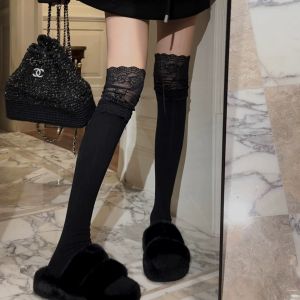 ถุงน่องลูกไม้เหนือเข่าพร้อมรองเท้าบูทฤดูใบไม้ร่วงและฤดูหนาวสไตล์หื่นสีขาวอินเทอร์เน็ตญี่ปุ่นคนดังJKถุงเท้าต้นขาลูกไม้สีดำและสีขาวสำหรับผู้หญิง