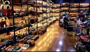 กระเป๋ากระเป๋าผู้หญิง 2024 กระเป๋าทรงสี่เหลี่ยมใบเล็กหรูหรารุ่นใหม่ฤดูใบไม้ผลิกระเป๋าผู้หญิงสายโซ่ไหล่เดียวสไตล์น้ำหอมใบเล็กสดและหวาน