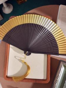 พัดกระดาษใบพัดจีนโบราณสไตล์ใหม่สำหรับงานแต่งงาน ผ้าคลุมไหล่ชุดฮันฟู ใบเขียว พัดใบพัดแบบพับได้ วัสดุผ้าไหม ปี 2020 ฤดูร้อน