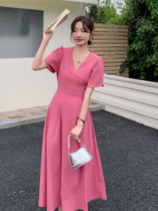 ชุดเดรสยาวสีชมพูม่วง ทรงเอ เอวสูง แขนสั้น คอวี ทรงเข้ารูป ชุดทำงานฤดูร้อน 2025 ชุดเดรสยาวสไตล์ฝรั่งเศสย้อนยุคที่หรูหราและสง่างามสำหรับผู้หญิง