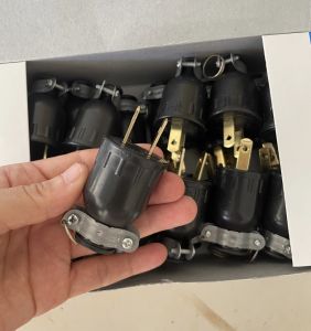 ปลั๊กยางดำตัวผู้ขาทองเหลืองอย่างดียี่ห้อแบบยกโหล ยกกล่อง