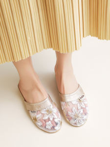 รองเท้าแตะผู้หญิงสไตล์ฤดูร้อน รองเท้าแตะแบบสวมหัว ลายลูกไม้ เวอร์ชั่นบ้านและออฟฟิศ รองเท้าแตะแบบสวมสบายในบ้าน