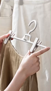 Chor Chang ไม้แขวนแบบตัวหนีบ ตัวหนีบเลื่อนเข้าออกได้ นำไม้แขวนมาต่อกันได้ประหยัดพื้นที่ ตะขอแขวนหมุนไม่ได้