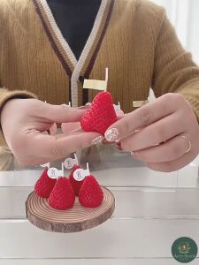 Nến thơm tạo hình quả dâu tây màu đỏ 29g hương thơm ngọt ngào