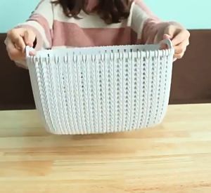 ตะกร้าพลาสติกลายสาน วัสดุพลาสติกPP กล่องเก็บเครื่องสำอางบนโต๊ะตะกร้าพลาสติกตะกร้าใส่เศษอาหารตะกร้าเก็บของจิปาถะ 20.5x14x10 ซม