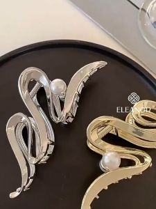 Kẹp tóc nữ đính ngọc trai nhân tạo Eleanor Accessories kẹp càng cua thiết kế dáng cong gợn sóng phụ kiện tóc 5476