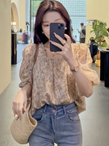 เสื้อเชิ้ตผ้าชีฟองแขนพองทรงหลวมสไตล์ฝรั่งเศสสำหรับผู้หญิง ฤดูร้อนปี 2023 เสื้อคอเหลี่ยมแขนสั้นสีแดง ทรงเข้ารูป