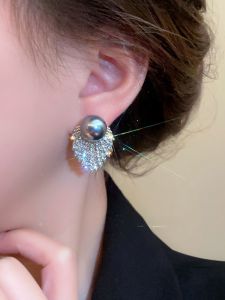 ต่างหูไข่มุกสีเทาทรงพู่ประดับเพชรสำหรับผู้หญิง ต่างหูแฟชั่นระดับไฮเอนด์ ต่างหูแบบพู่หรูหรา ต่างหูแบบพู่หรูหรา