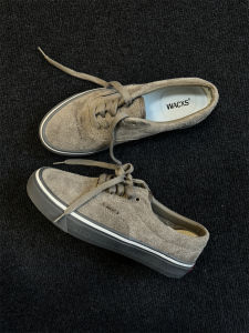 รองเท้าผ้าใบลำลองสำหรับผู้ชายและผู้หญิง ทรงหุ้มข้อต่ำ สไตล์ทหาร สีน้ำตาล หนังวัวเตารีดแบบเต็มตัว รองเท้าสเก็ตบอร์ดสไตล์สตรีทย้อนยุค