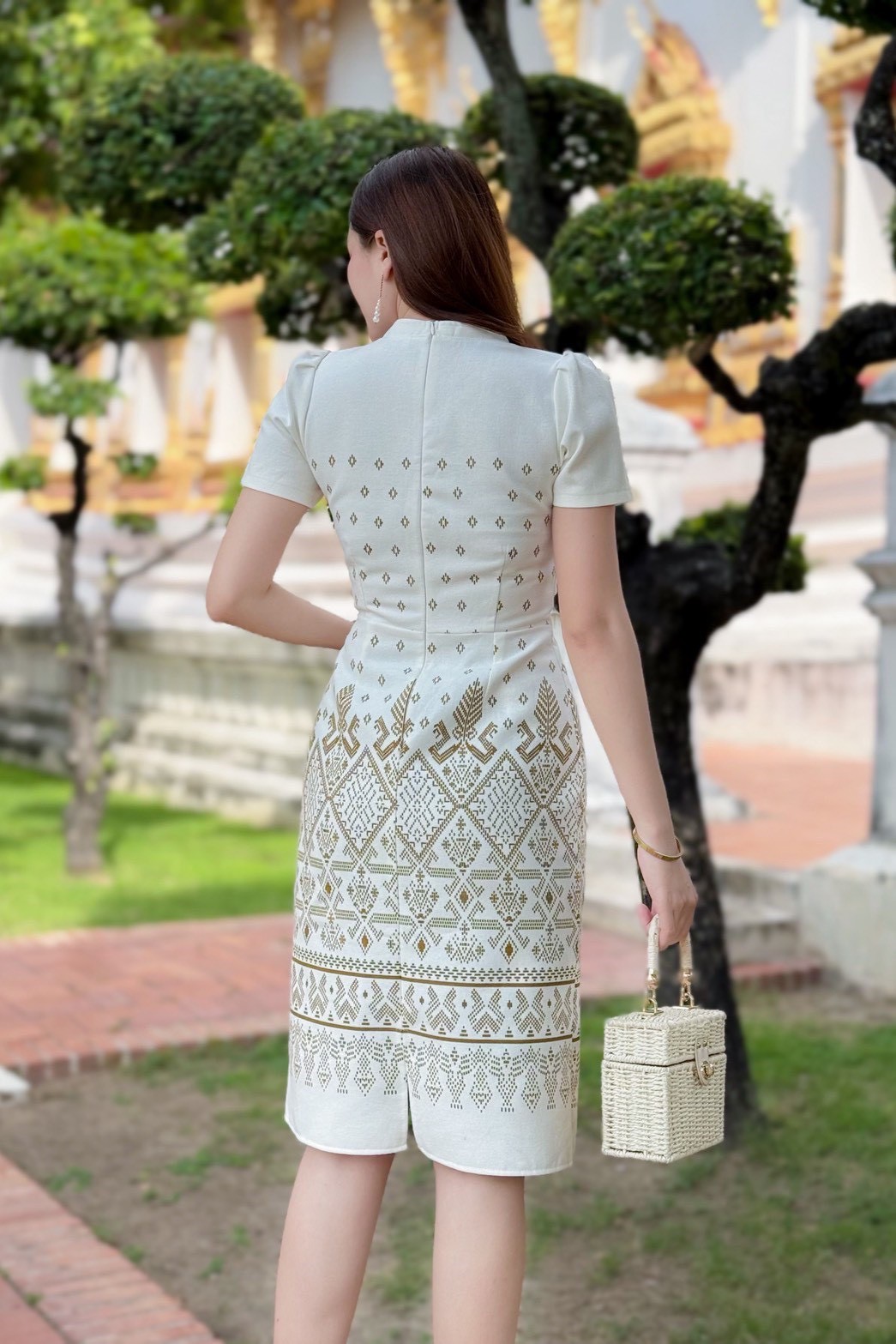 เดรสผ้าฝ้ายคอจีนลายไทย สีดำ-ขาว ใส่แล้วสง่า ทรงเข้ารูป พรางพุง | Lazada มุมมองที่ 4