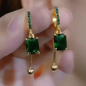Emerald Green Tassel Earrings – Vintage Luxury Style – Elegant Clip-on Statement Jewelry for Women