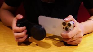 2024 smartphone camera shutter grip Bluetooth selfie handle camera photo stabilizer with fill light for iPhone Android