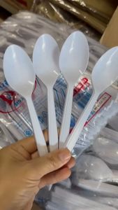 ช้อนคาวพรีเมียมพลาสติกสีดำสีขาว 1 แพ็คมี100คันไม่บาดปากเป็นช้อนใช้เเล้วทิ้ง