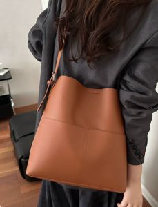 Womens Commuter Large Capacity Retro Bucket Bag New Casual Crossbody Bag for Everyday Wear