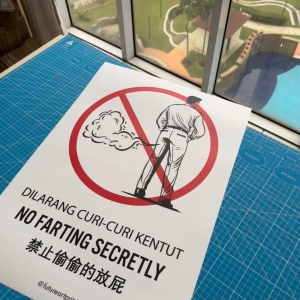 No Farting Secretly. Dilarang Curi-curi Kentut. 禁止偷偷的放屁.  Sticker Poster Lucu. Premium Sticker Prohibition Sign. Prohibited Label Notice Signage. Laminated Waterproof Scratch Resistant. Suitable for Indoor and Outdoor.