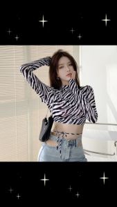 Catalog Fashion เสื้อแฟชั่นแขนยาวลายม้าลาย ด้านหลังผ่าเซ็กซี่ มีสายยาวผูกหลังและเอว