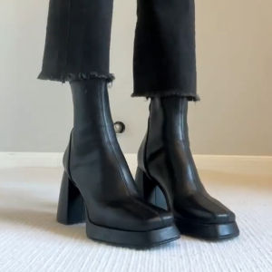 Retro Brown หนัง Chelsea Martin Boots ผู้หญิง รองเท้าส้นสูงหัวเหลี่ยม ยืดได้ พรางหุ่น Boot Short Tube Ultra-Fiber Fashion Boot