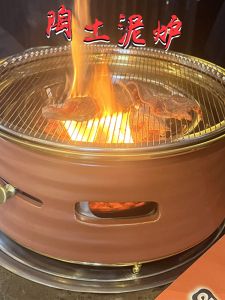 Red Ceramic Clay Charcoal BBQ Grill Commercially Popular for Restaurant Use Wood Burning Tabletop Oven Chinese Style Cooking Utensil