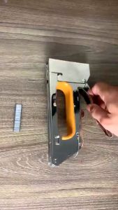 Máy bắn ghim - máy bắn đinh ghim cầm tay mẫu mới có tăng lực đa năng tiện dụng tặng kèm 1 hộp đinh ghim.