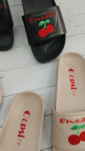 (No.395)รองเท้าแตะไซส์ใหญ่ หน้าแผ่น ปักลายเชอรี่ พื้นนิ่ม ใส่สบาย เบอร์ 41-45