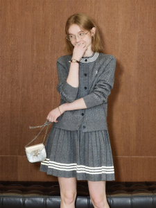 KUHNMARVIN | Bộ Áo Cardigan và Chân Váy Knit Sang Trọng Trí Thức